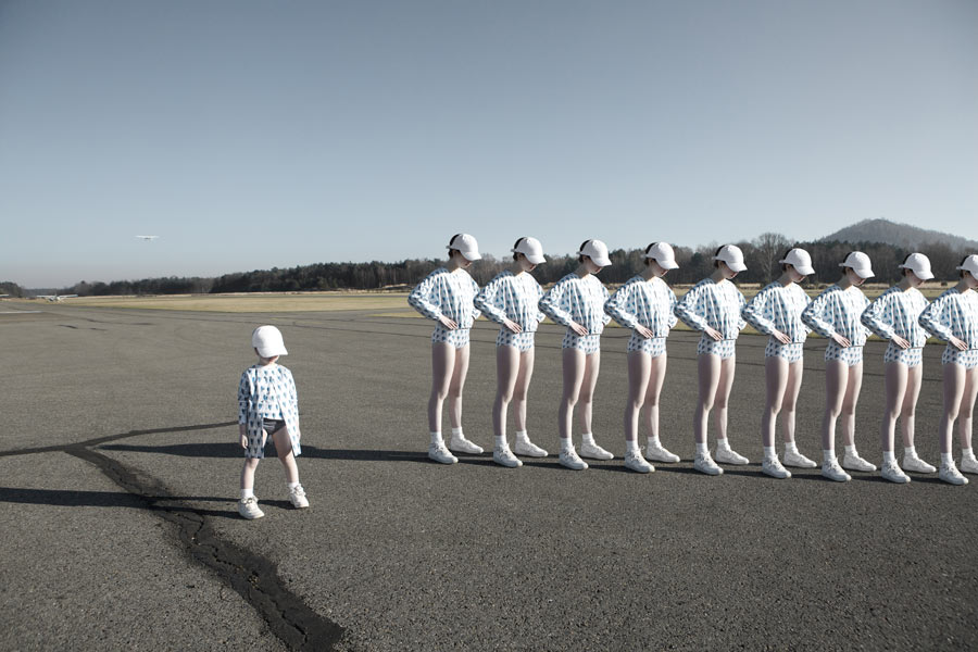 s02-kindertruppe-auf-landebahn