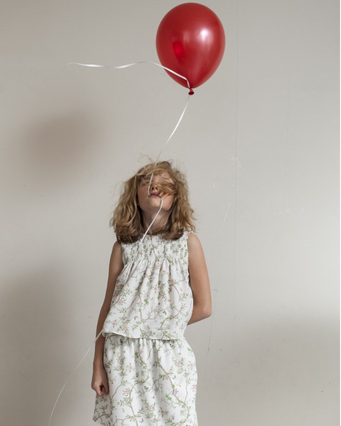 s2-03-maedchen-mit-luftballon